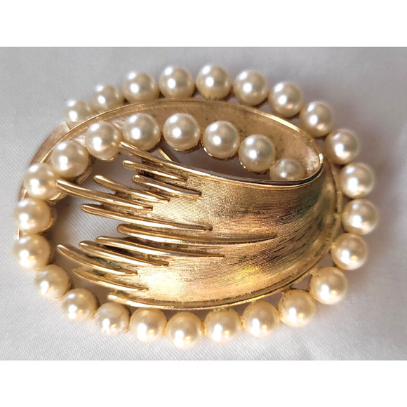 Signed Crown Trifari  Brooch Vtg Faux Pearls Goldtone Abstract Pin MCM 50s 60s - Picture 4 of 5